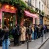 Quand faire la queue devient tendance : du cookie viral à la montre collector