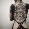 Pourquoi de plus en plus de gens se font tatouer en “full black” : la fascination du noir total