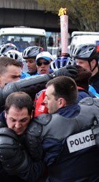 FLAMME OLYMPIQUE : 4000 FLICS POUR RIEN !