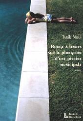 "Rouge à lèvres sur le bord d'une piscine municipale" de Tarik Noui