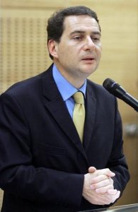 Eric Besson réforme la procédure de naturalisation 