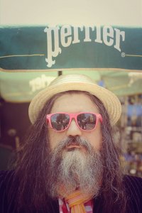 Tube de l'été : Edouardo revient en force avec "Blondes ou brunes"