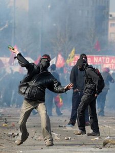 Les Manifestants masqués font flipper Mamie