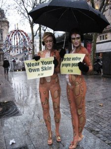 LES BEAUTÉS NUES DE PETA DEMANDENT AUX VISITEURS DES MUSÉES ET AUX ACHETEURS DE LAISSER LES SERPENTS DANS LA JUNGLE