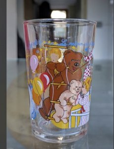 Ces petits verres à moutarde que nos parents transformaient en verres à boire : la nostalgie discrète d'un art de vivre populaire