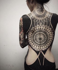 Pourquoi de plus en plus de gens se font tatouer en “full black” : la fascination du noir total