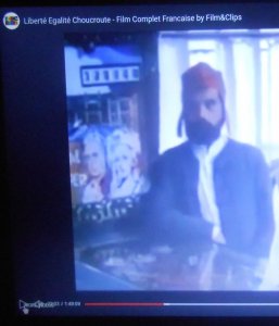 Edouardo, le chanteur de "Je t'aime le lundi", figurant dans le film "Liberté, égalité, choucroute" de Jean Yanne, 10 ans avant son tube.