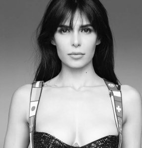 Negzzia, mannequin iranienne réfugiée en France : le combat d'une femme pour sa liberté face à la répression