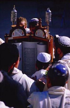 UN JEUNE HOMME JUIF MOLESTÉ PAR UNE HORDE DE SAUVAGES