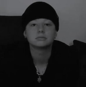 RedBirdKet, l'artiste qui voyage entre Rap, Slam et Poésie