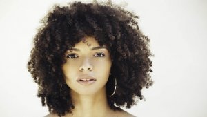 Maë Defays : l'élégance d'un héritage, la naissance d'une voix