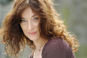 Delphine Serina se lance dans la chanson