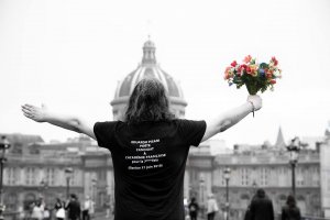 Happening poétique et performance artistique d'Eduardo Pisani au Marché de la Poésie 2018