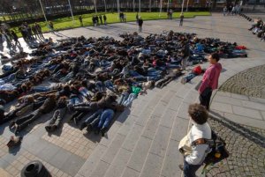 L'aplaventre ou l'art de rire couché
