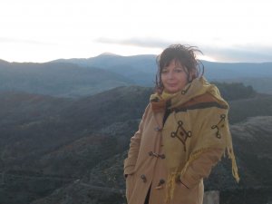 YASMINA BENSEBA : LA ROSE DES SABLES NEE SOUS LE VENT DE LA PAIX