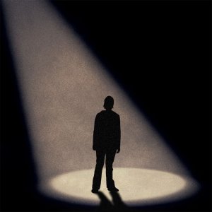 Les saints en vitrine et les loups en coulisses