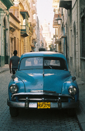 Musée de voitures anciennes sur les routes à Cuba