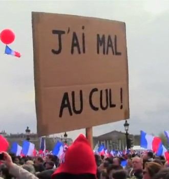 Guillaume Meurice se déguise en Marianne bafouée au Meeting de Sarkozy
