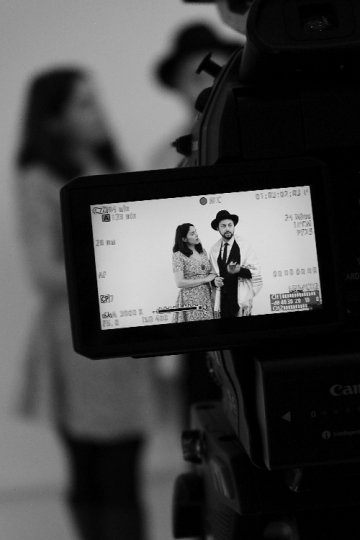  DES IMAMS ET DES RABBINS serrent la main d'une femme pour la première fois