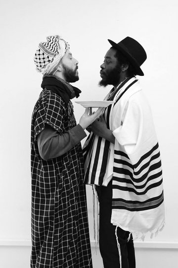 Ces Juifs et Musulmans mangent du Porc pour la Première fois 