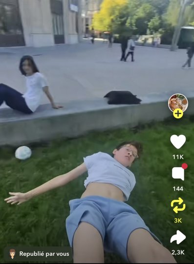Le trend TikTok du moment : pourquoi les jeunes se filment en train de tourner sur eux-mêmes ?