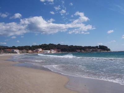 Scandale dans le Var : plages empoisonnées et quarantaine oubliée !