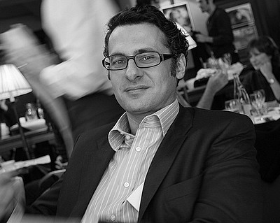 David Abiker : "En littérature, j'ai inventé un genre bâtard" . 