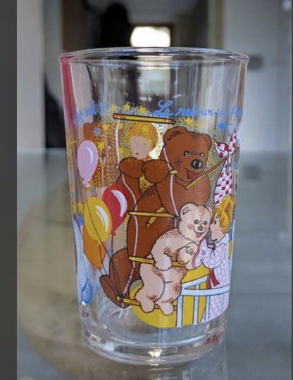 Ces petits verres à moutarde que nos parents transformaient en verres à boire : la nostalgie discrète d'un art de vivre populaire