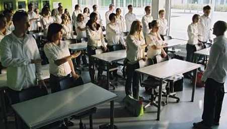 LE NAZISME REVIENT COMME UNE DÉFERLANTE