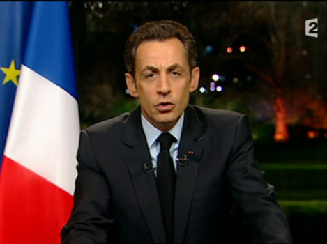 Sarko donne deux billets de cent balles à chacun pour patienter