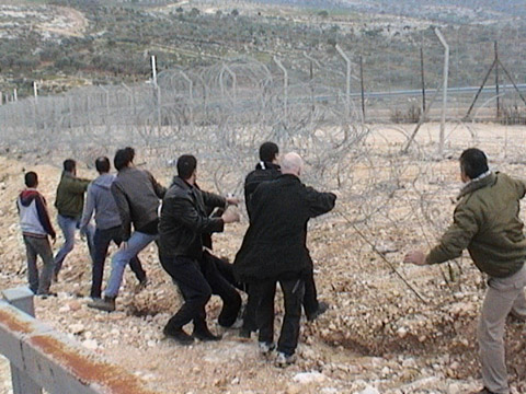 La tournée de deux « anarchistes contre le mur »