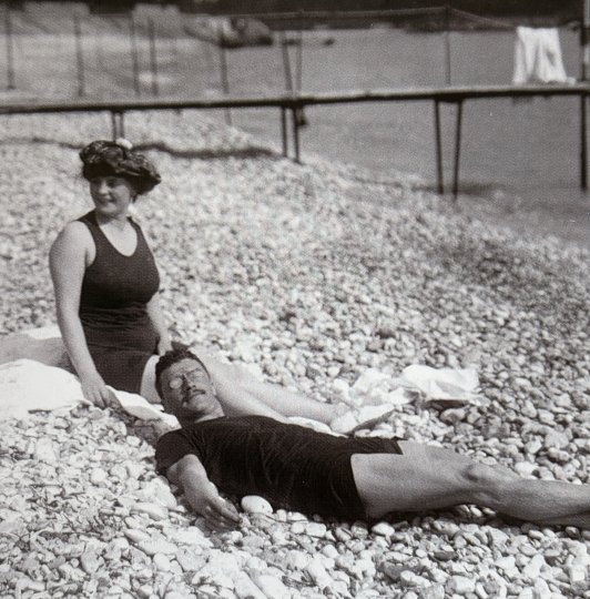 Et si les hommes osaient à nouveau le maillot de bain une pièce ? La tendance vintage qui pourrait tout changer