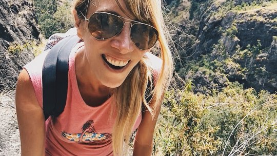 Emma Gattuso, belle, drôle et globe-trotteuse sur Youtube !