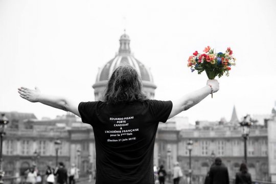 Happening poétique et performance artistique d'Eduardo Pisani au Marché de la Poésie 2018