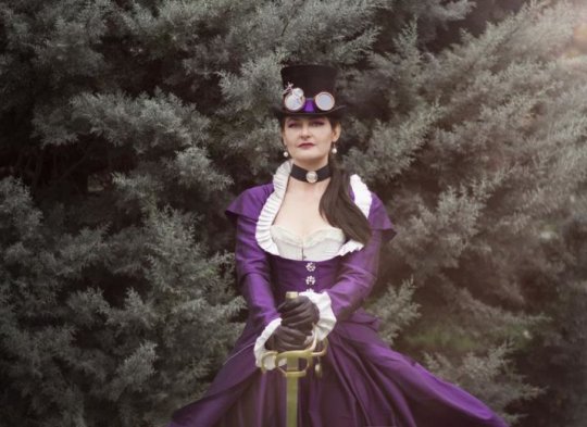 Chris Bellay, une passionnée, devient costumière et a besoin de vous !