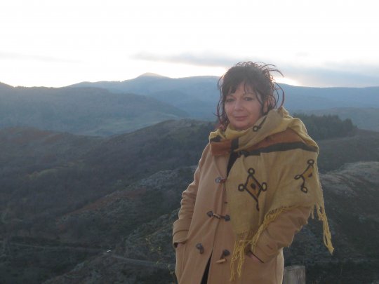 YASMINA BENSEBA : LA ROSE DES SABLES NEE SOUS LE VENT DE LA PAIX