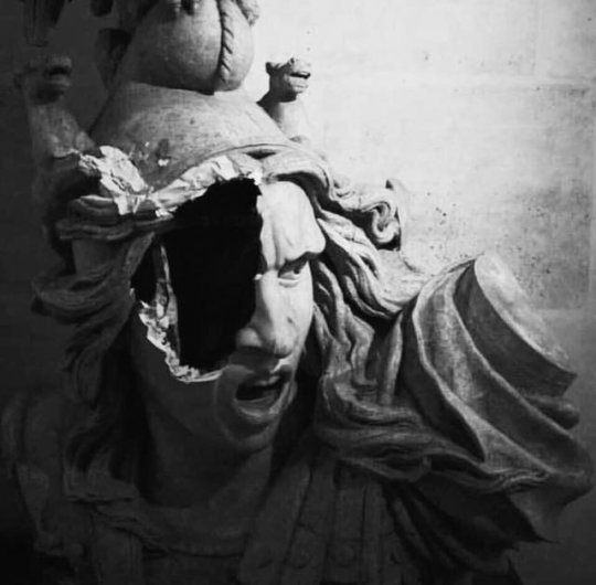 L'Arc de triomphe et l'Arc de la défaite.