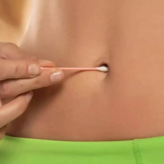 Pourquoi il ne faut surtout pas négliger le nettoyage du nombril : hygiène, risques et idées reçues